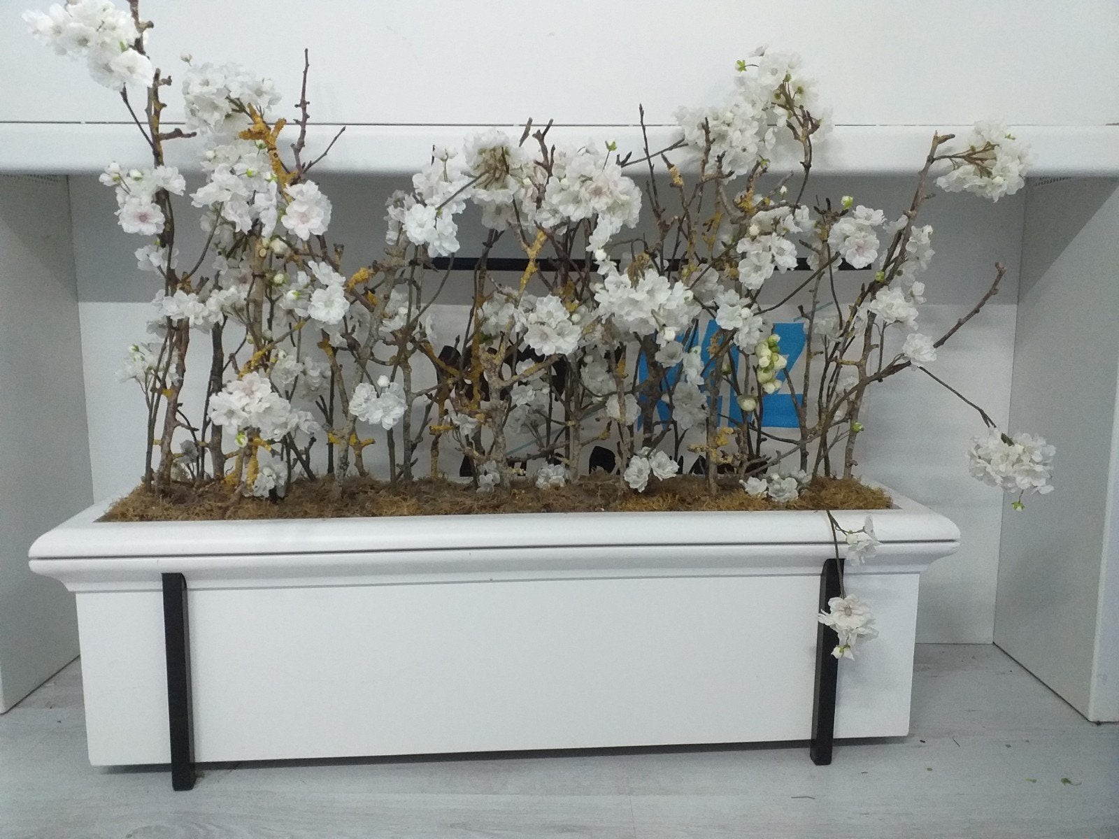 Kunstbloemstuk met witte bloesem in plantenbak, Binnen, Gebruikt, Met pot of vaas, Ophalen of Verzenden
