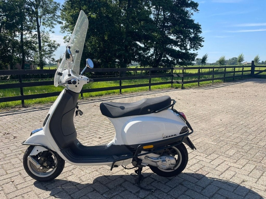 Onder bod: Witte Vespa LX50 Piaggio - incl slot, Fietsen en Brommers, Scooters | Vespa, Ophalen, Gebruikt, Maximaal 45 km/u, Benzine