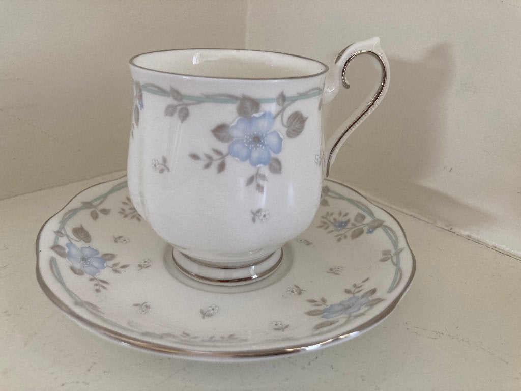 Kop en schotel Satin Rose - Royal Albert, Verzamelen, Porselein, Kristal en Bestek, Ophalen of Verzenden, Gebruikt, Porselein