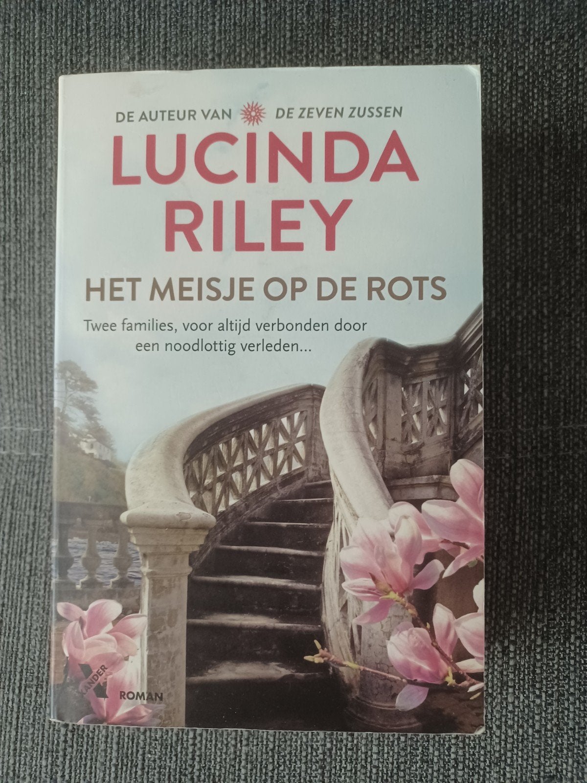 Het meisje op de rots, Lucinda Riley, Boeken, Ophalen of Verzenden, Gelezen, Lucinda Riley