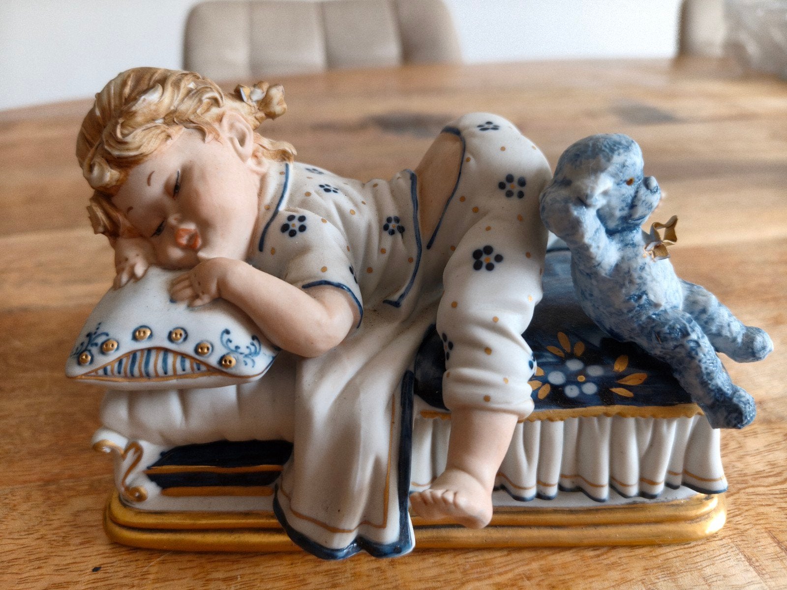 Capodimonte beeldje slapend kindje met teddybeer, Ophalen of Verzenden