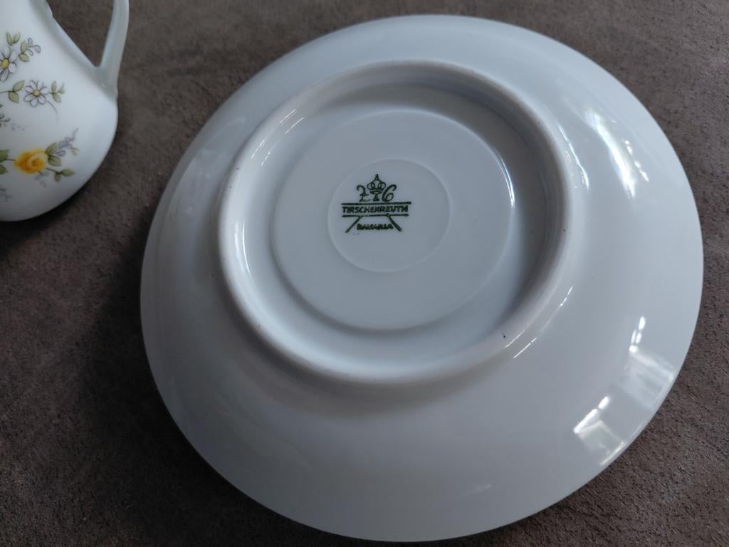 2 kop en schotels met bloemmotief, Ophalen of Verzenden, Zo goed als nieuw, Porselein, Kop en/of schotel