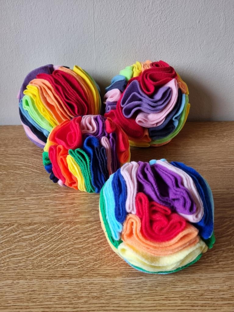 Vrolijk gekleurde regenboog snuffelballen maat M of XL, Dieren en Toebehoren, Ophalen of Verzenden, Nieuw, Intelligentiespeelgoed