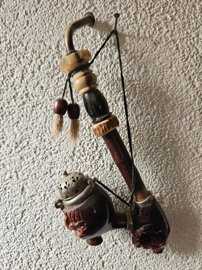 Antieke handgesneden houten pijp met metalen details, Verzamelen, Rookartikelen, Aanstekers en Luciferdoosjes, Ophalen of Verzenden