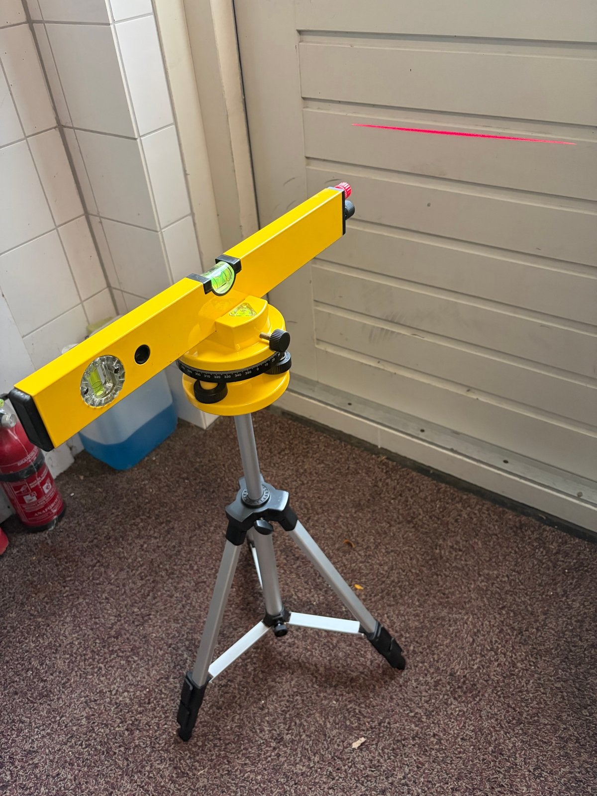 Laser waterpas met statief en opbergdoos, Ophalen of Verzenden, Gebruikt, Waterpas