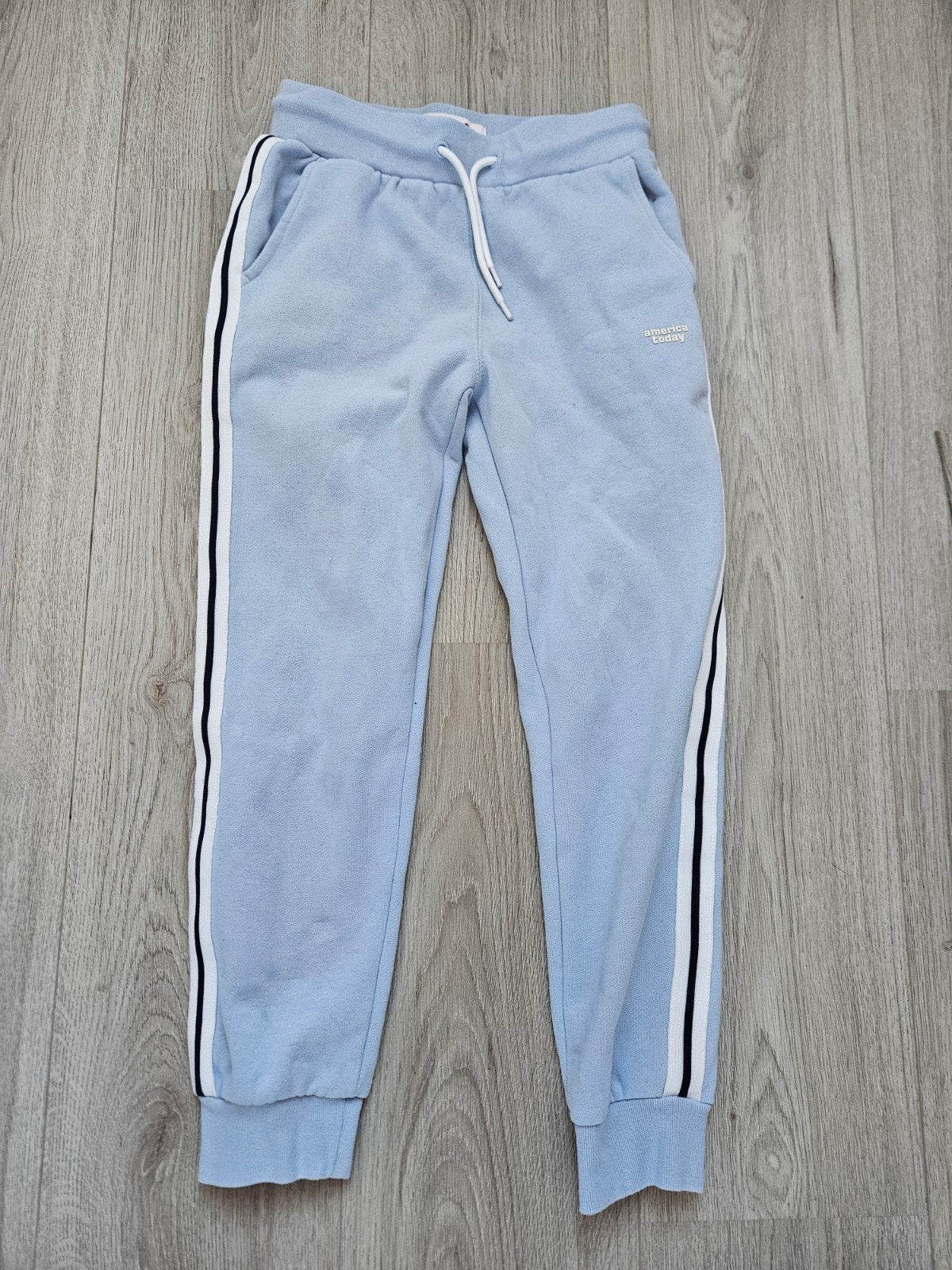 Lichtblauwe joggingbroek maat 134/140 America Today, Broek, America Today, Meisje, Ophalen of Verzenden