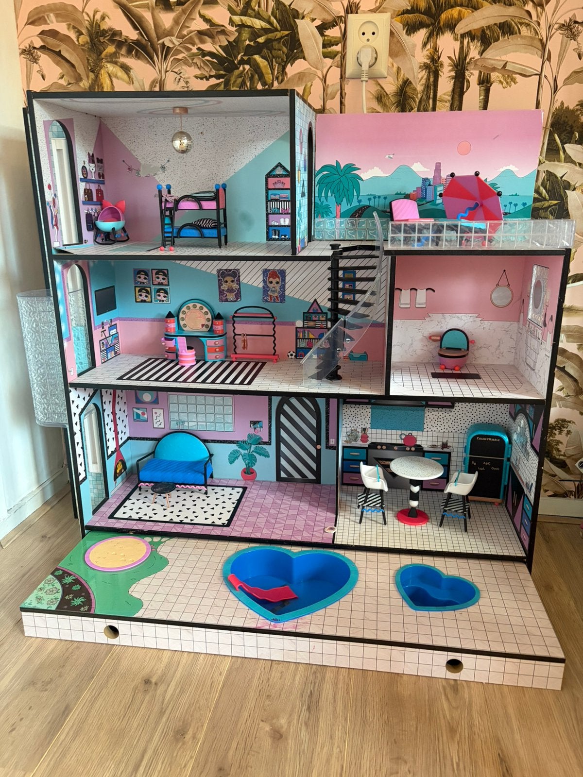 Grote complete L.O.L. set – poppenhuis, camper, 20+ poppen, Ophalen, Zo goed als nieuw, Poppenhuis