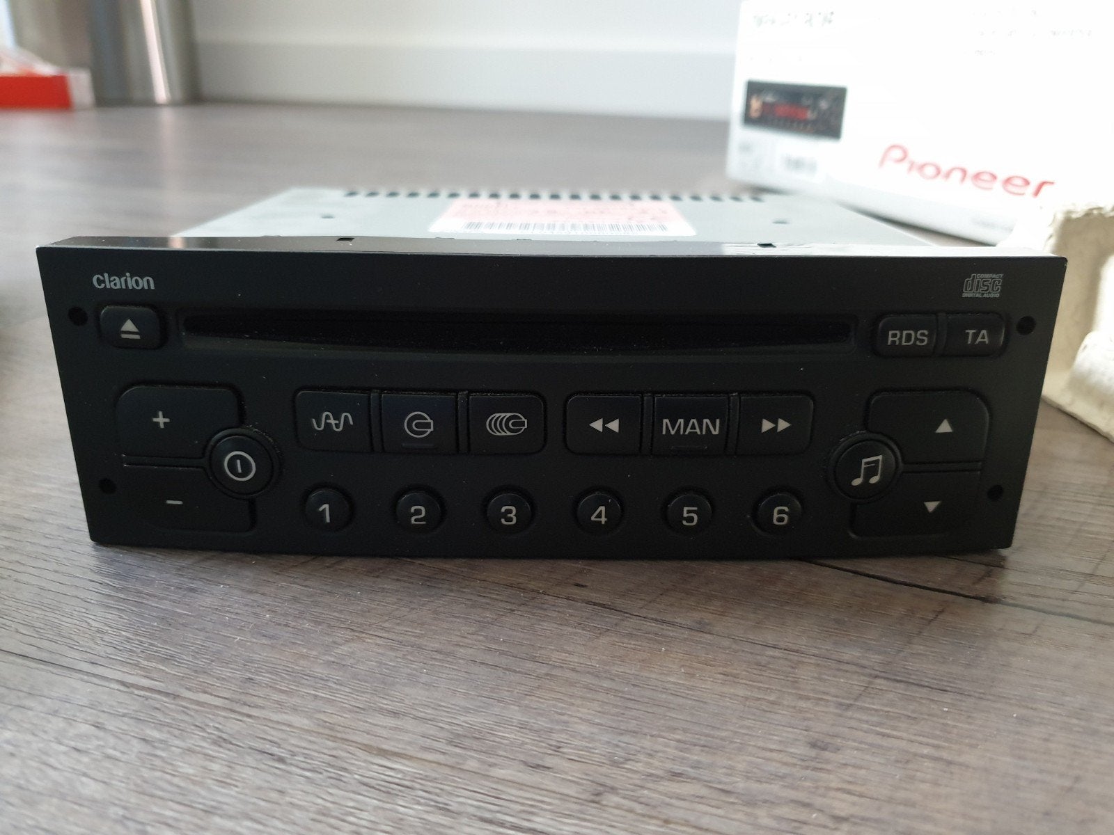 Clarion Radio met CD-Speler, Verzenden, Gebruikt