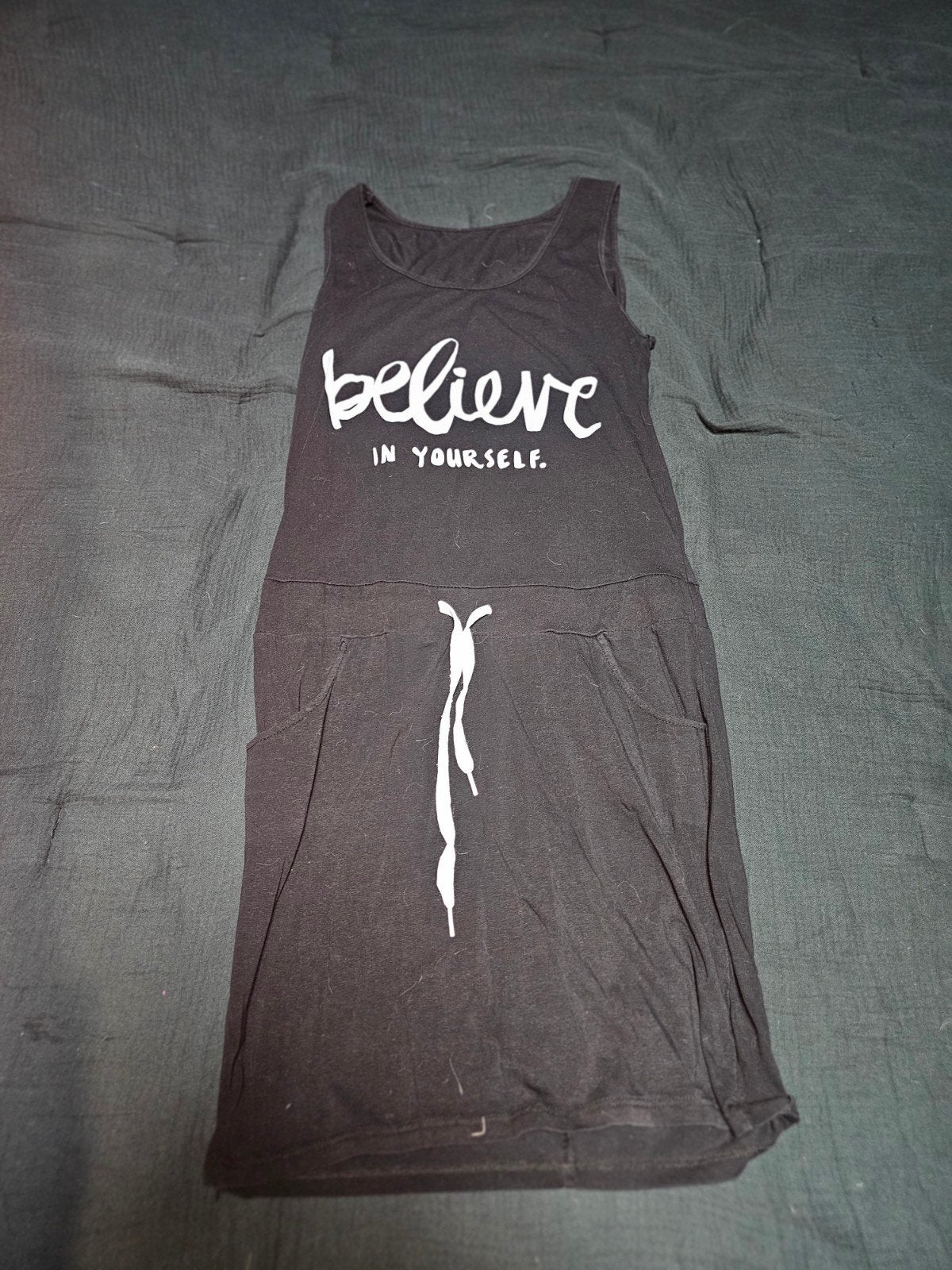 Zwart mouwloos jurkje met 'believe in yourself' opdruk, Kleding | Dames, Verzenden, Zwart, Maat 42/44 (L), Onbekend