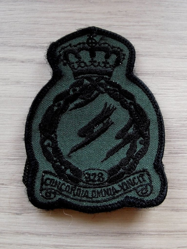 Kroon patch RNLAF 328 Squadron groen/zwart, Verzamelen, Militaria | Algemeen, Verzenden, Luchtmacht, Nederland, Embleem of Badge