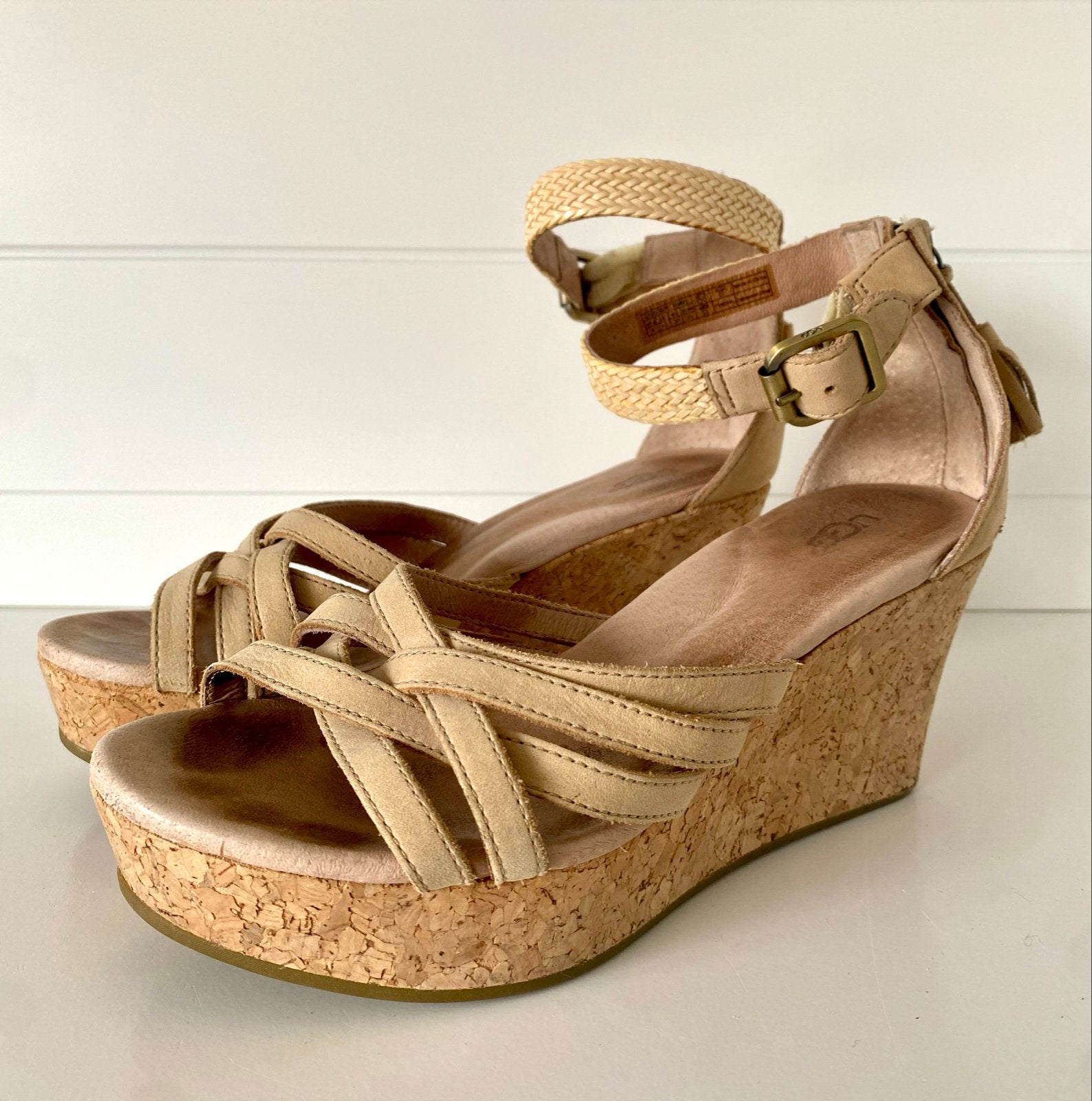 UGG Sandalen met sleehak - Beige - Maat 37, Kleding | Dames, Schoenen, Ophalen of Verzenden, Gedragen, Beige, Sandalen of Muiltjes