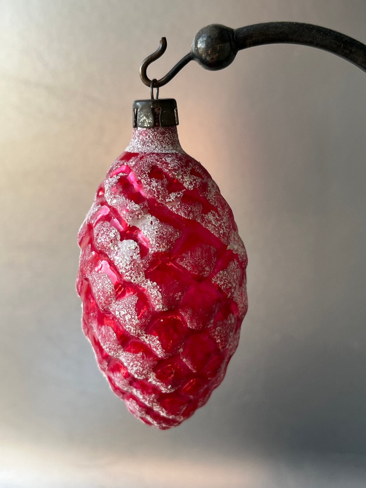 Oude roze glazen kerstbal (nr. 23) : dennenappel, Gebruikt, Ophalen of Verzenden, X, X