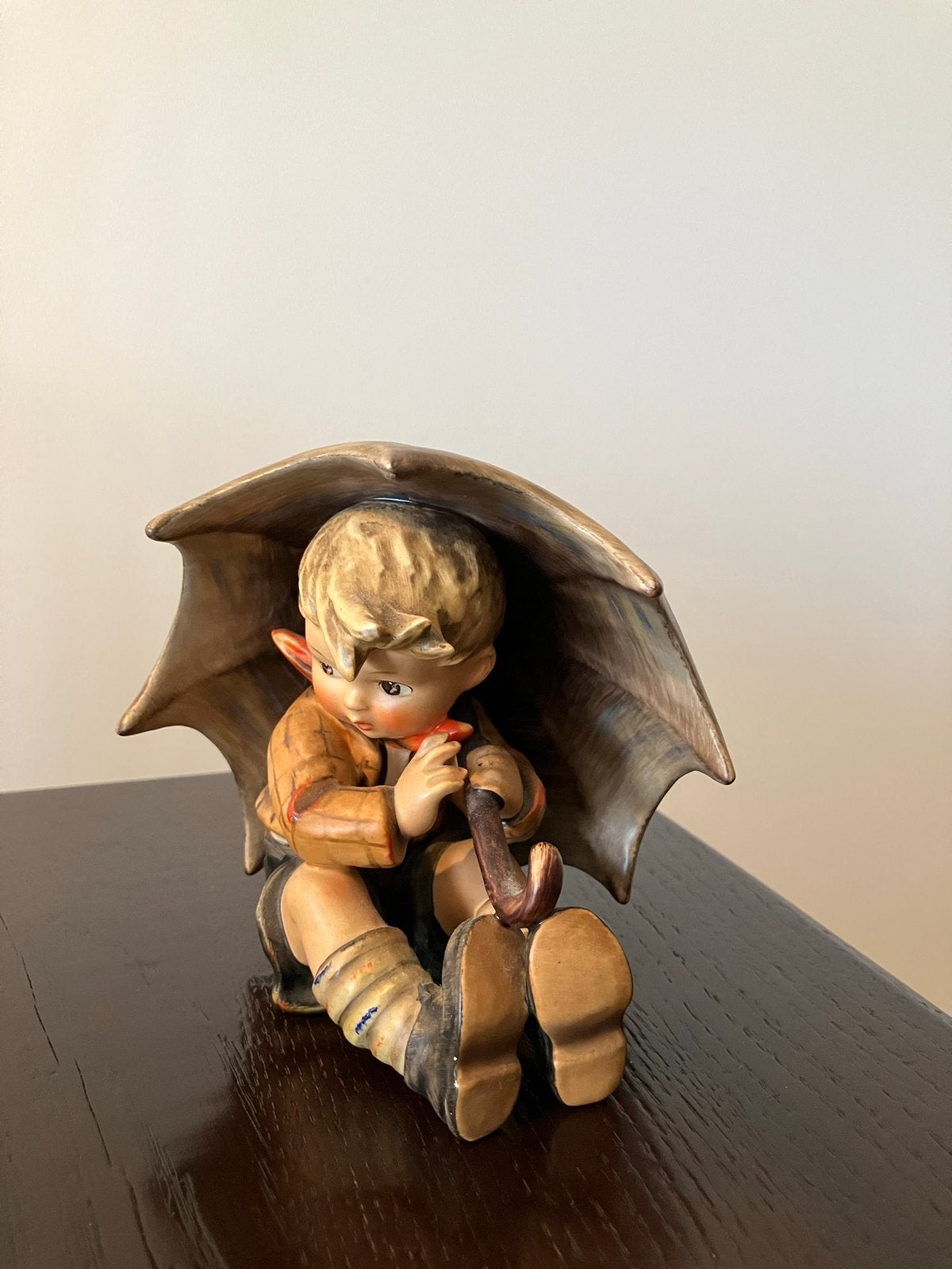Vintage Hummel beeldje: Jongen met paraplu (152/0), Ophalen, Gebruikt, Hummel