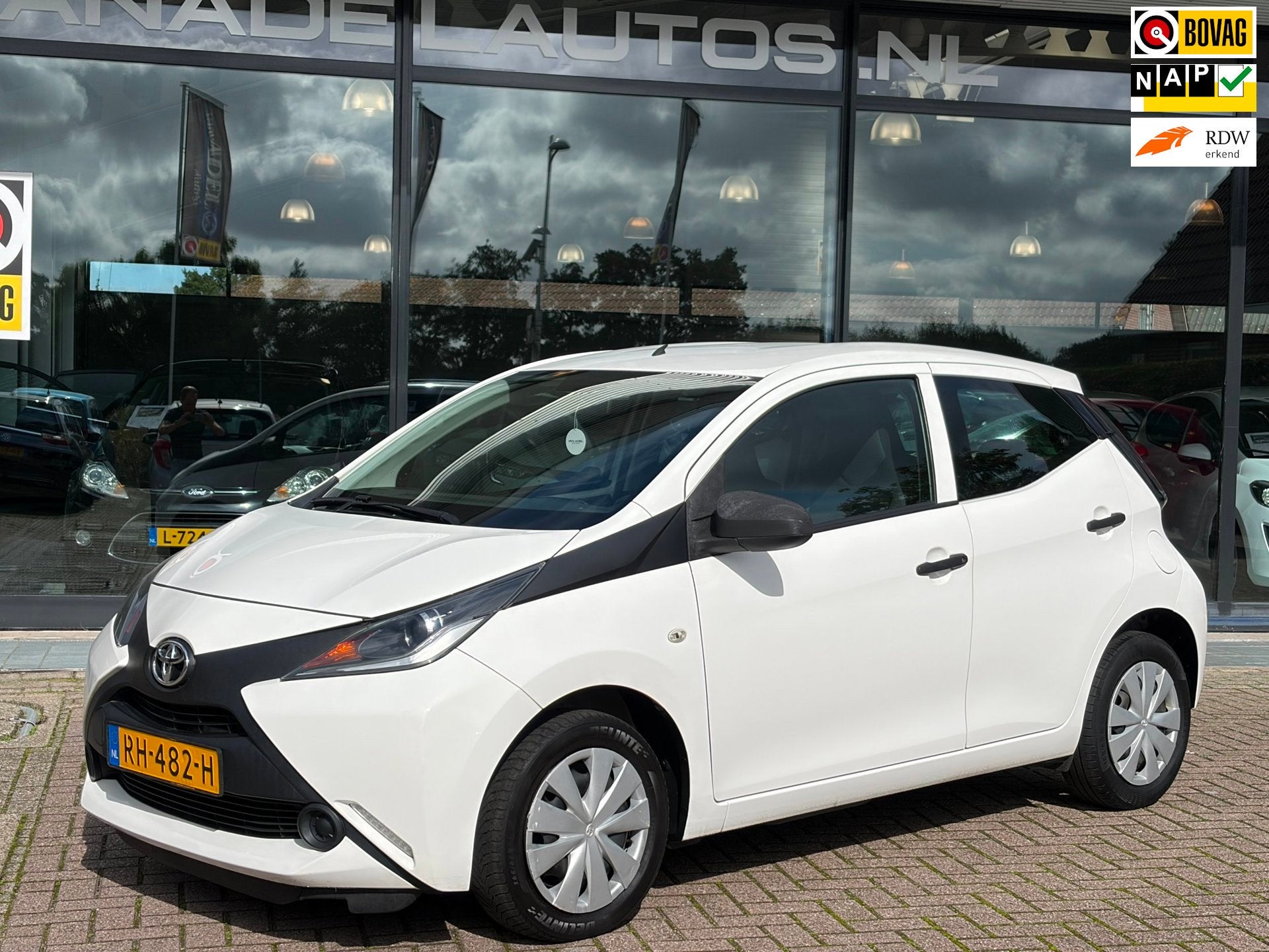 Toyota Aygo 1.0 VVT-i x-fun 5Drs 95d-KM! Airco Bluetooth NL-, Auto's, Voorwielaandrijving, Dealer onderhouden, Stof, Gebruikt
