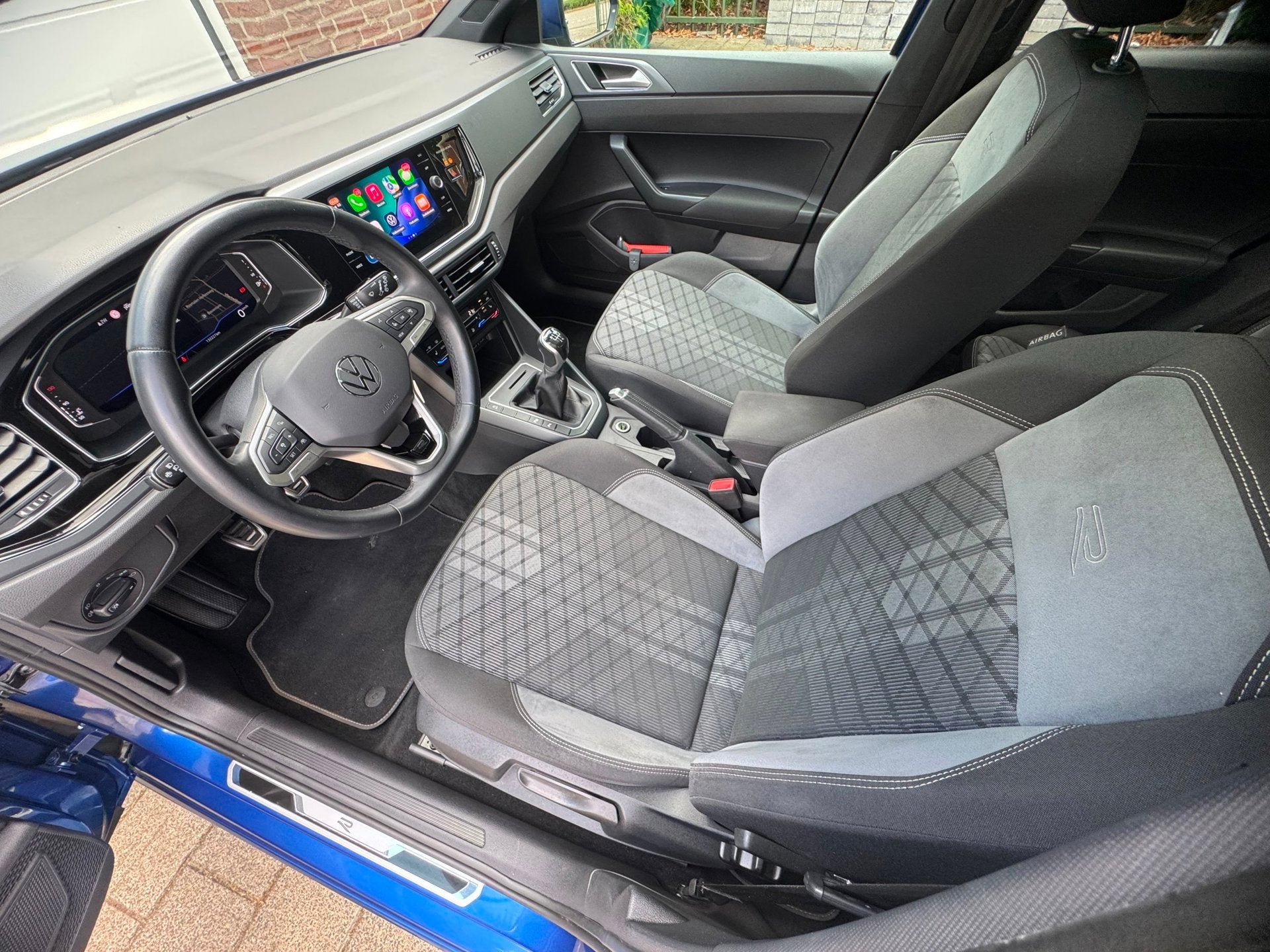 Volkswagen Polo 1.0 TSI R-Line Business|Pano|DigiD|Stoelverw, Auto's, Voorwielaandrijving, Dealer onderhouden, Gebruikt, Alcantara