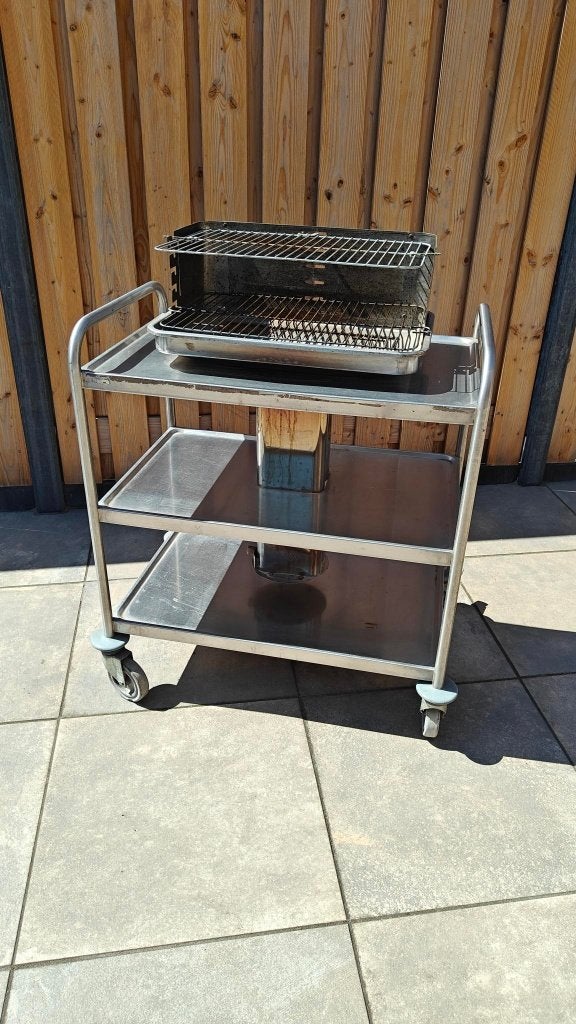 RVS houtskool BBQ op alu serveerwagen, Ophalen, Gebruikt