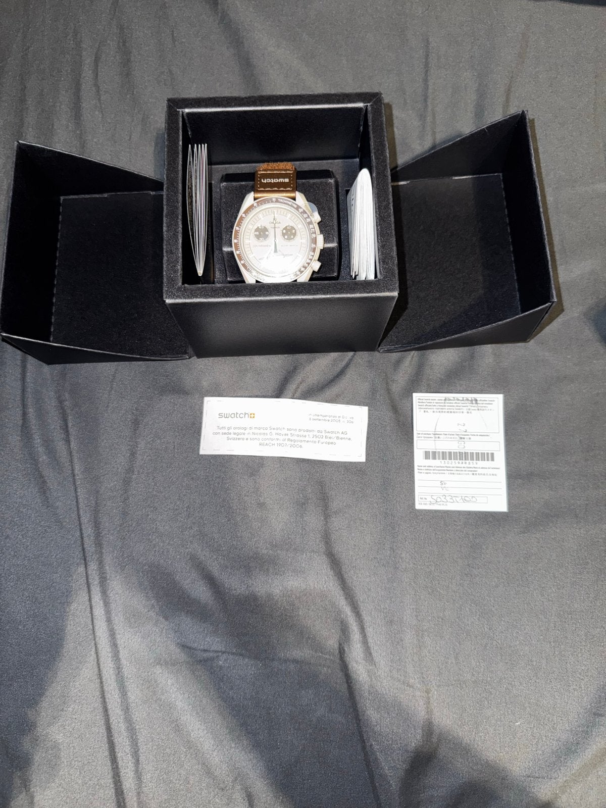 Swatch Omega Moonswatch Mission to Saturn - Nieuw in doos, Sieraden, Tassen en Uiterlijk, Horloges | Heren, Kunststof, Polshorloge