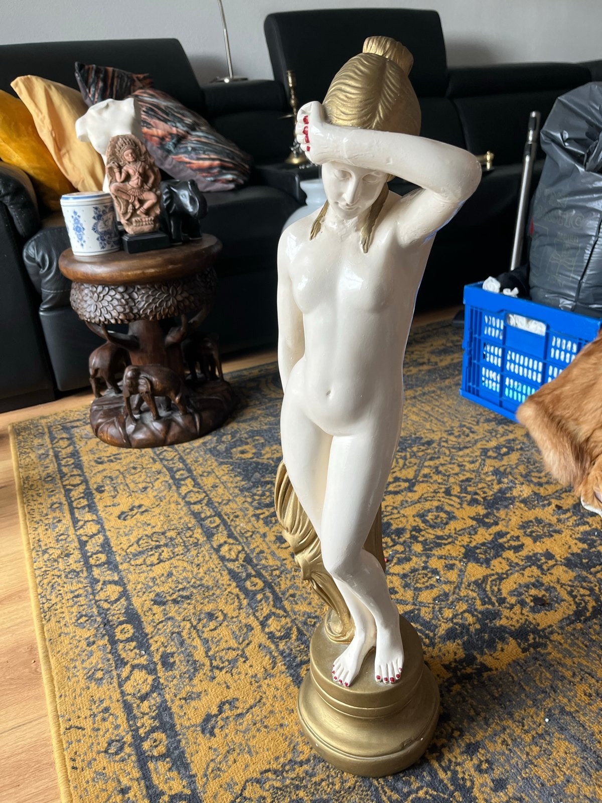 Klassiek beeld van een vrouw, wit met gouden accenten, Overige materialen, Beeld, 50 - 100 cm, Ophalen of Verzenden