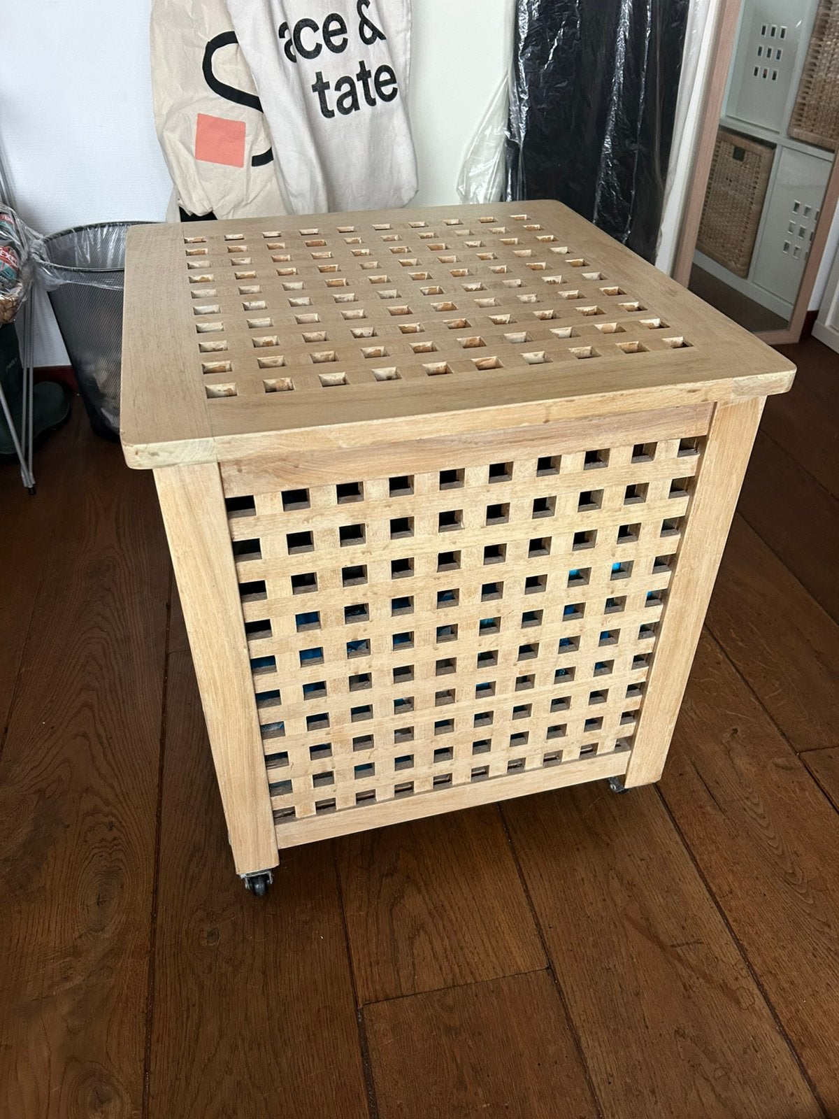 IKEA Hol houten opbergtafel / bijzettafel met wieltjes, Minder dan 55 cm, Vierkant, Zo goed als nieuw, Hout
