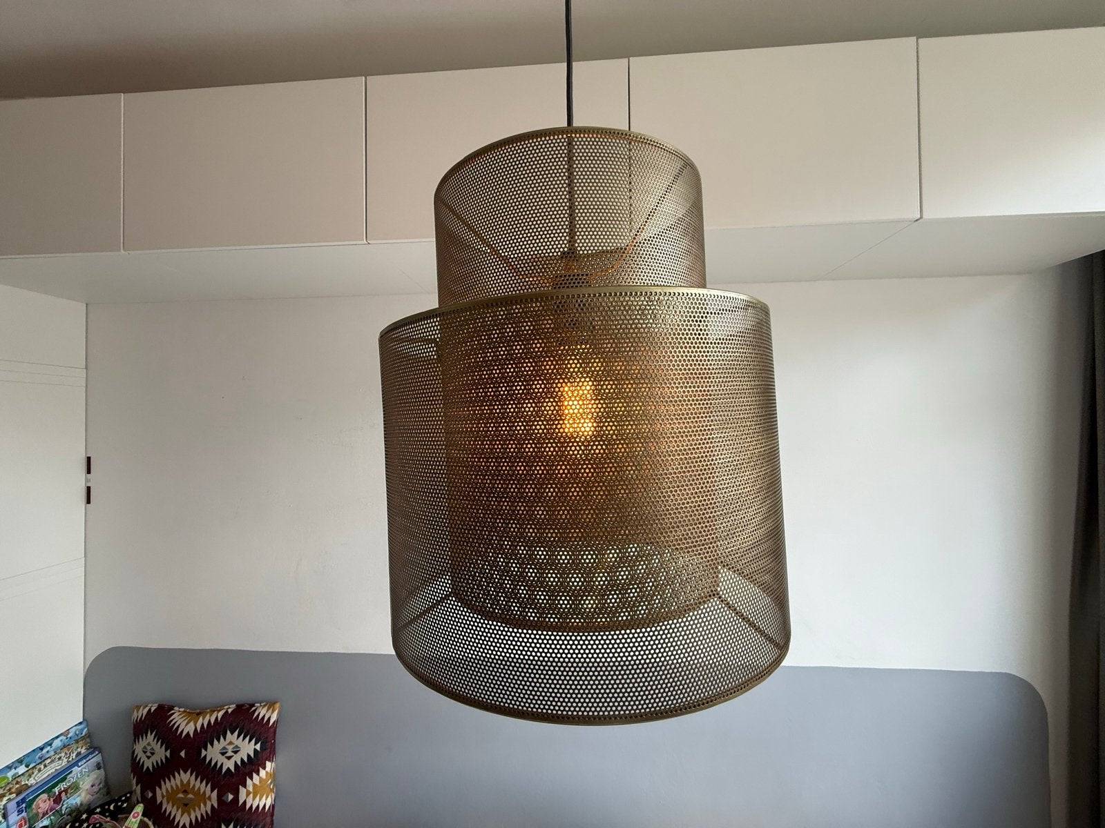 Moderne gouden hanglamp met geperforeerd metaal, Ophalen of Verzenden, Zo goed als nieuw, Metaal, E27 (groot)