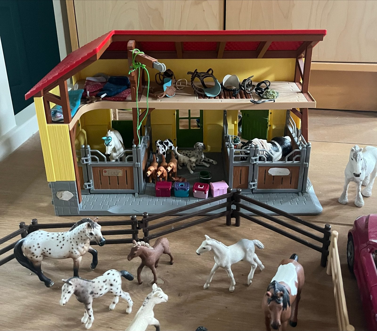 Grote Schleich paarden set met stal, auto en trailer, Ophalen, Gebruikt, Jongen of Meisje