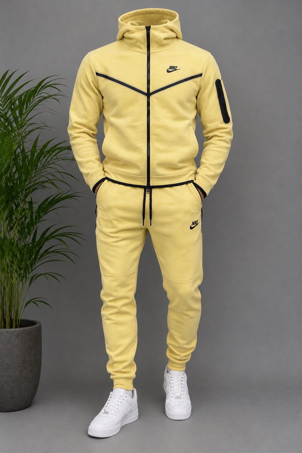 Nike Tech Fleece Trainingspak Saturn Gold / Black (M), Maat 48/50 (M), Geel, Ophalen of Verzenden, Zo goed als nieuw