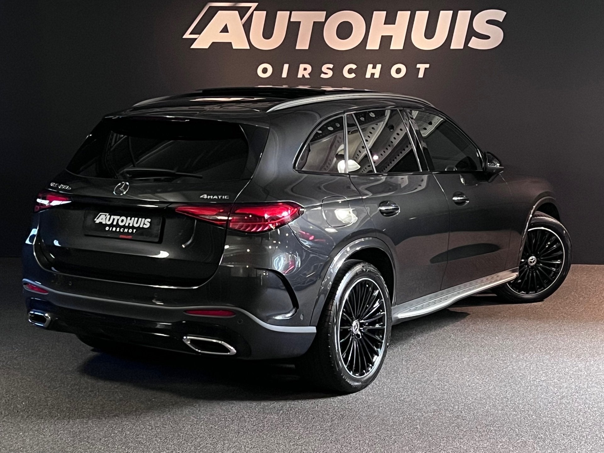 Mercedes-Benz GLC-klasse 400e 4MATIC AMG Line Pano/Airmatic/, Auto's, Automaat, Dealer onderhouden, Gebruikt, Zwart