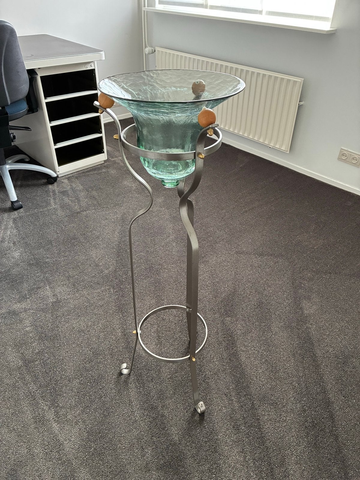 Decoratieve glazen schaal op metalen standaard, Ophalen