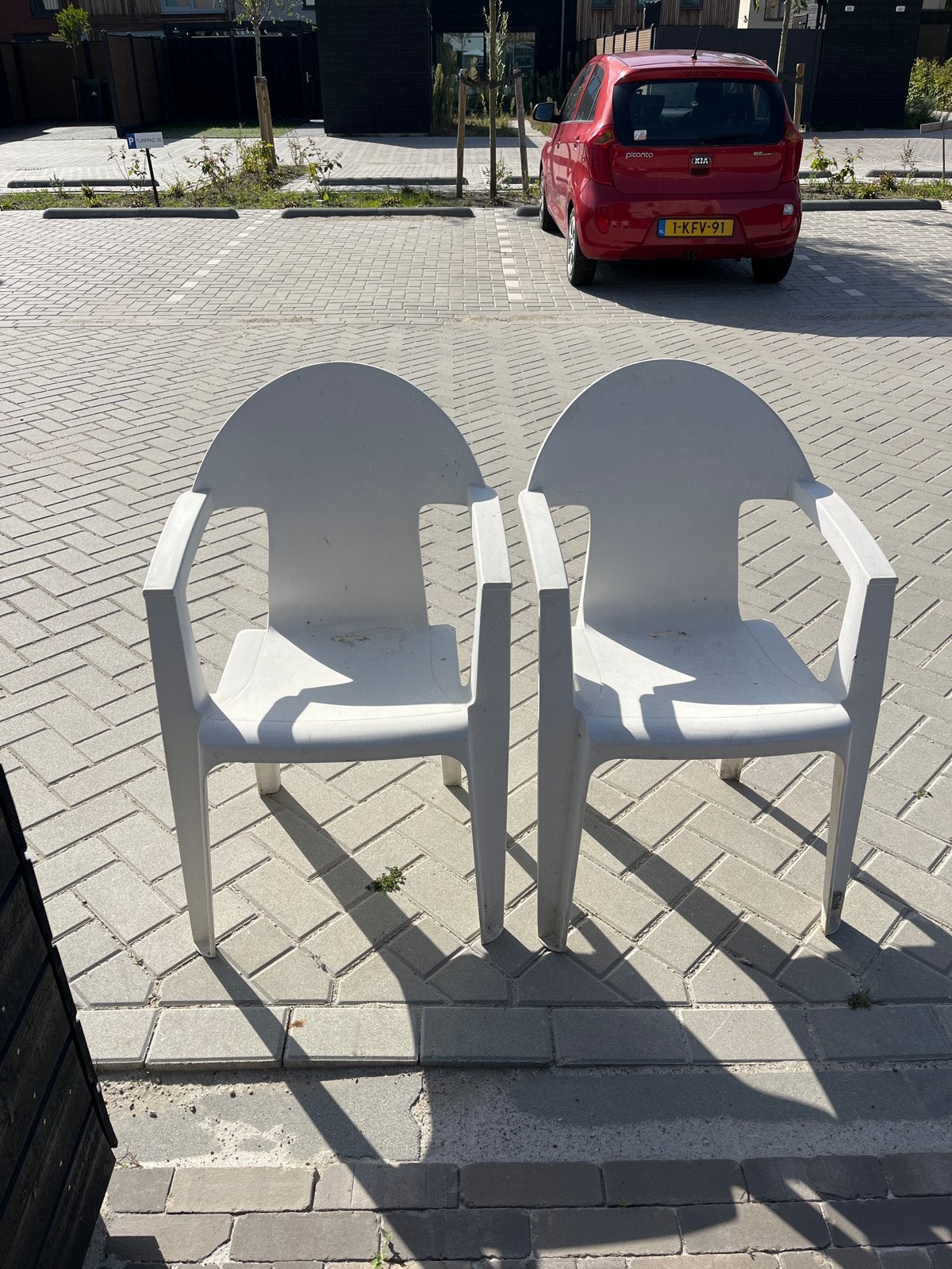 2x Witte plastic tuinstoelen stapelbaar, Tuin en Terras, Tuinstoelen, Ophalen, Gebruikt, Plastic