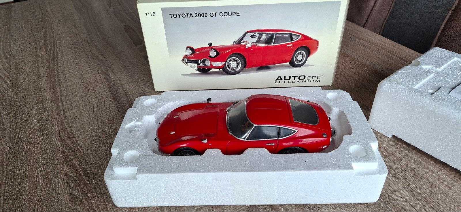 Autoart Toyota 2000GT 1:18 rood - Eerste Productie, Hobby en Vrije tijd, Ophalen, Gebruikt, Auto, Autoart