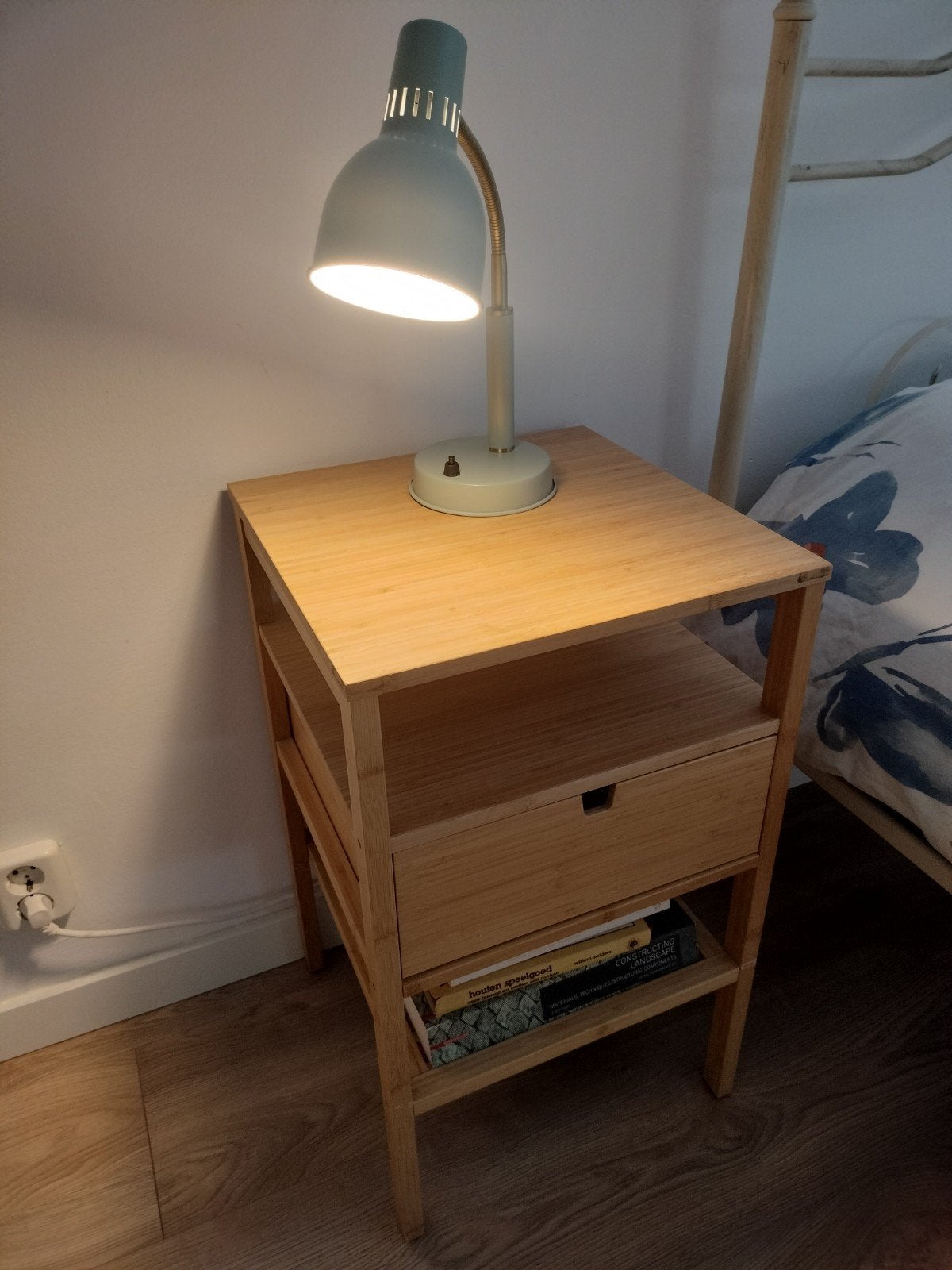 Bamboe nachtkastje met lade en open vakken, Huis en Inrichting, Slaapkamer | Nachtkastjes, Minder dan 45 cm, Zo goed als nieuw