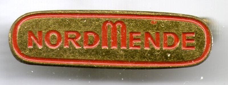 NordMende rood op koper geluidsapparaten broche ( V_161a), Verzamelen, Verzenden, Zo goed als nieuw, Transport, Speldje of Pin