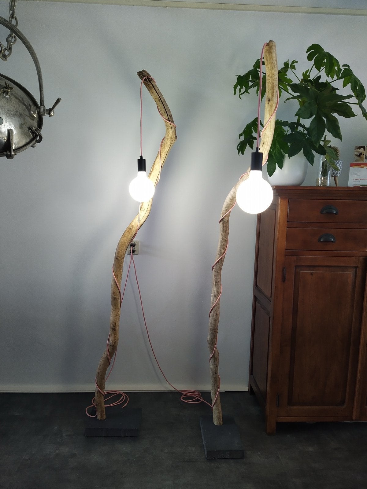 Twee unieke vloerlampen, gemaakt van een boomtak., Ophalen, E27 (groot), Zo goed als nieuw, Glas