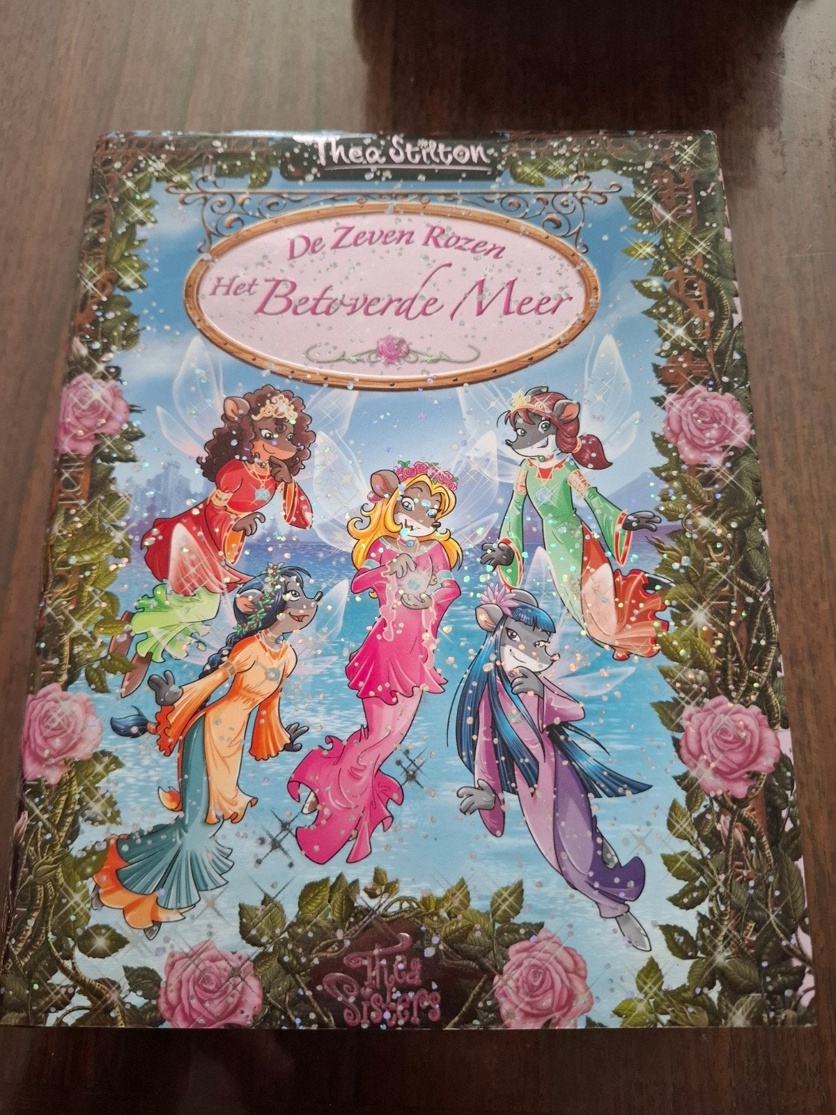 Thea Stilton: De Zeven Rozen - Het Betoverde Meer, Ophalen of Verzenden, Zo goed als nieuw, Thea Stilton, Fictie