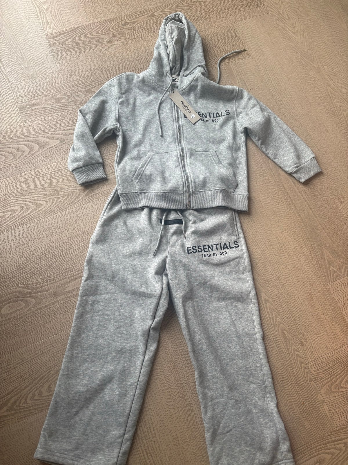 Essentials Fear of God trainingspak grijs maat 130, Ophalen of Verzenden, Nieuw, Overige maten