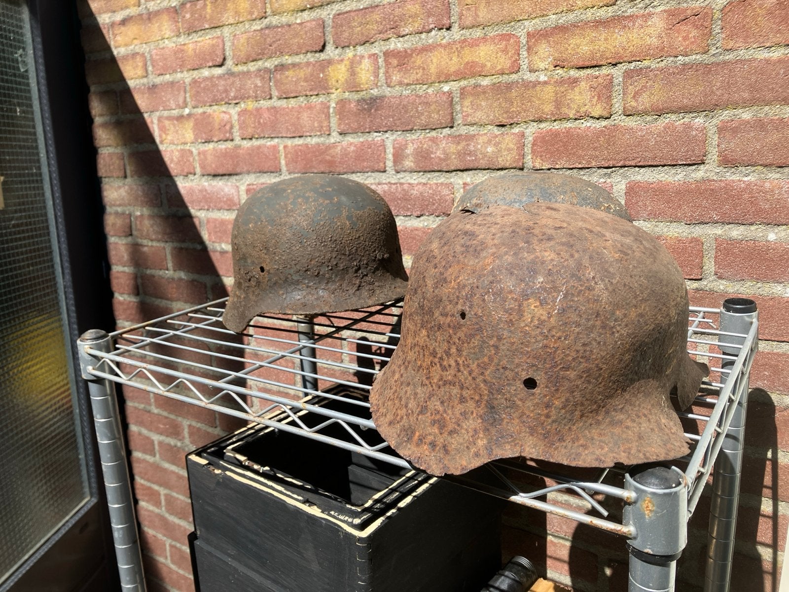 Duitse WH helmen WO2 opgegraven Oost-Duitsl.INRUIL MOGELIJK, Verzamelen, Militaria | Tweede Wereldoorlog, Ophalen of Verzenden