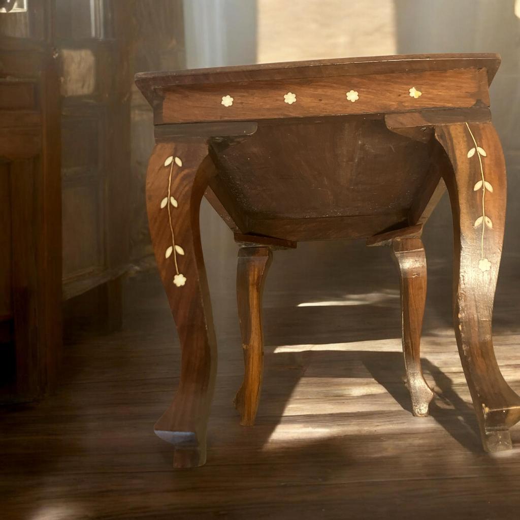 Indisch Teak Bijzettafeltje met Inlegwerk, Ophalen