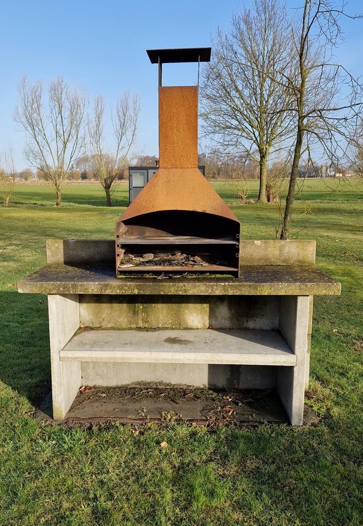 Buiten BBQ, mooi groot en robuust! (4 beschikbaar), Ophalen