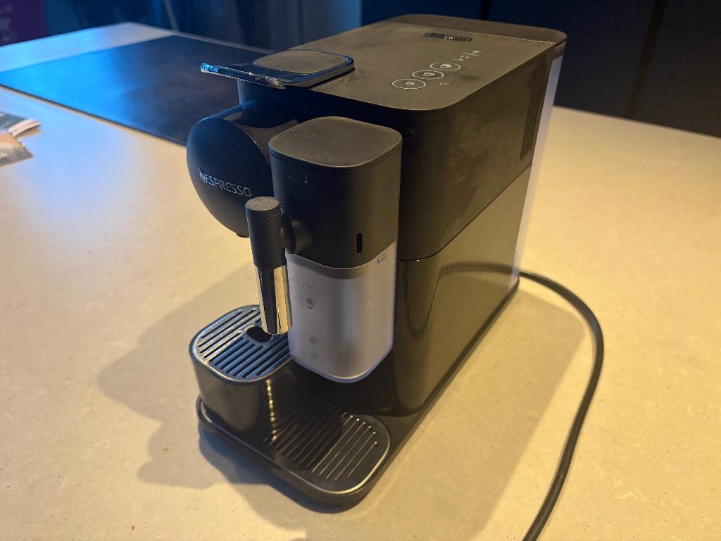 De'Longhi Nespresso Lattissima One EN510.B Zwart, Witgoed en Apparatuur, Koffiezetapparaten, Ophalen, Koffiepads en cups, Koffiemachine