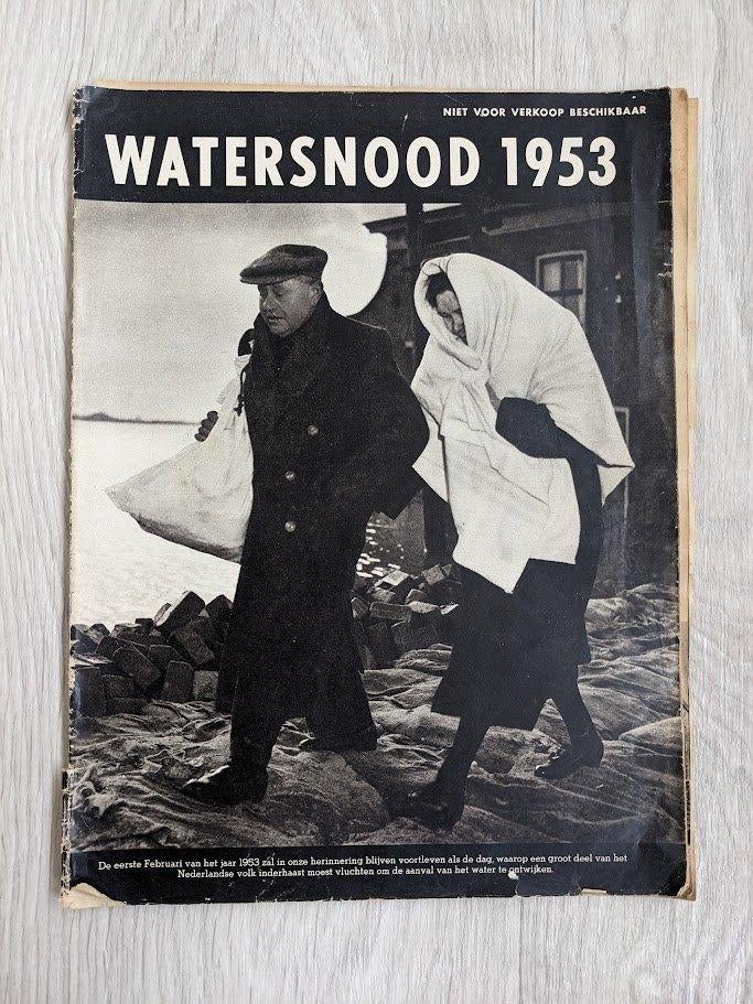 Historische herdenkingsuitgave over watersnoodramp 1953, Ophalen of Verzenden, 20e eeuw of later, Gelezen