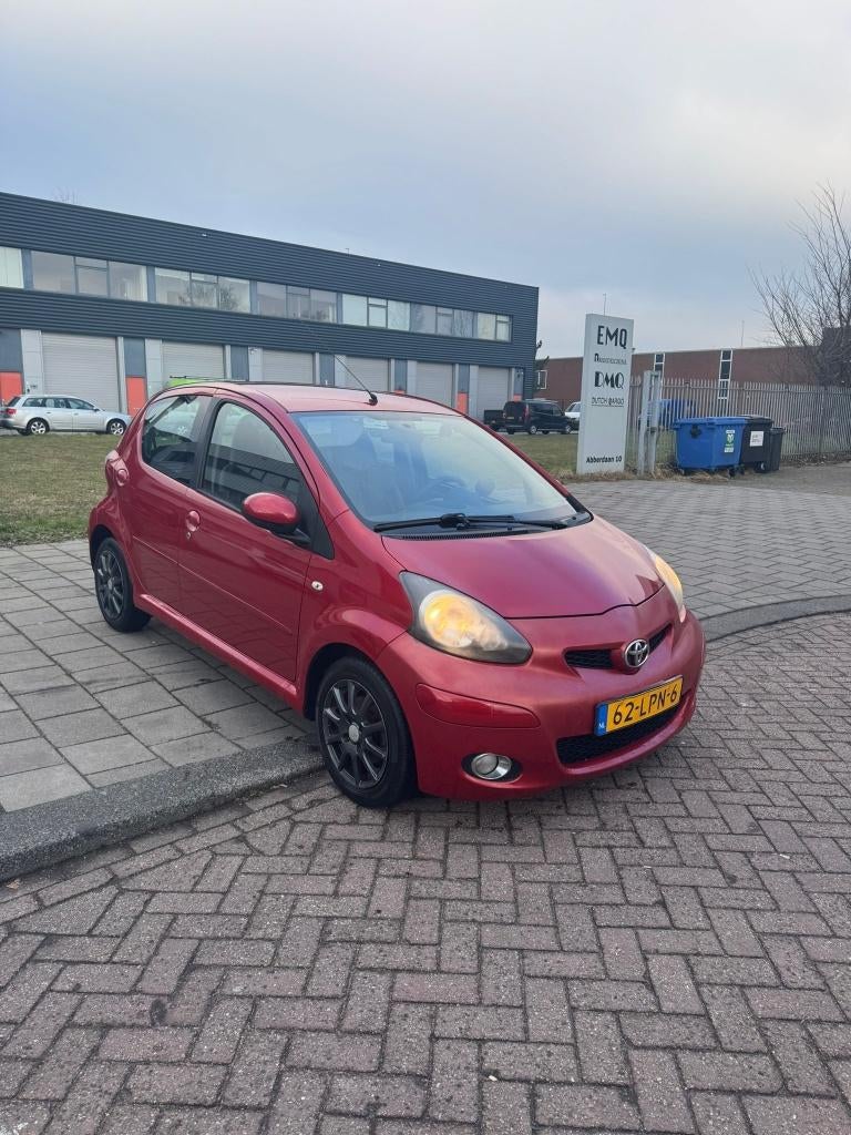 Toyota Aygo 1.0 12V Vvt-i 5DRS 2010 Rood, Voorwielaandrijving, Stof, Zwart, 4 stoelen