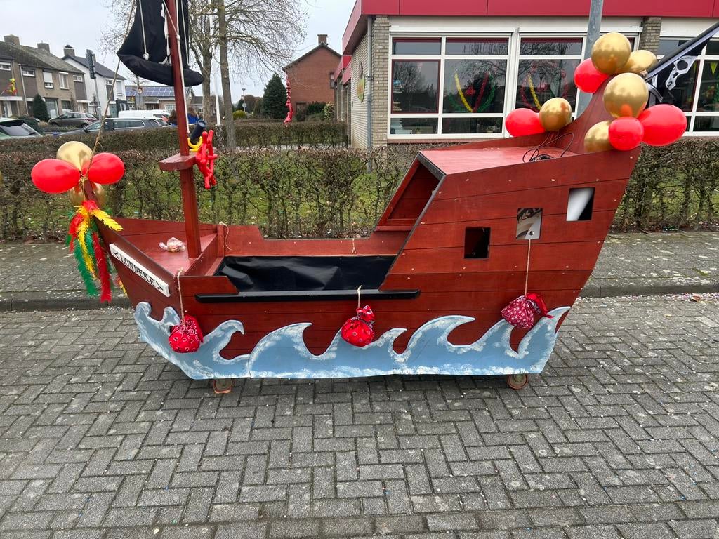 Carnavals wagen  loopgroep piratenschip, Ophalen, Zo goed als nieuw, Carnaval