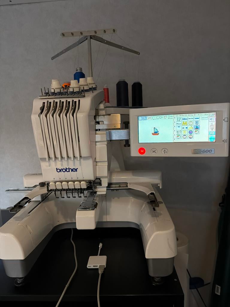 Brother PR-600: 6-kops borduurmachine met accessoires, Hobby en Vrije tijd, Borduren en Borduurmachines, Ophalen, Gebruikt, Machineborduren