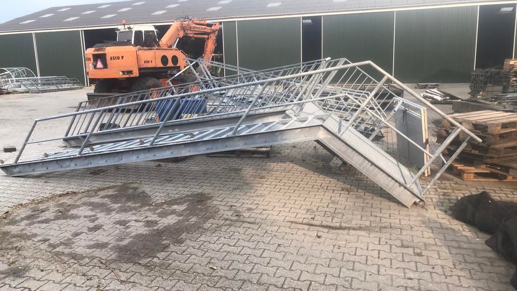 Diverse gegalvaniseerde bordestrappen 3 tot 4 m spiltrap wen, Ophalen of Verzenden, Zo goed als nieuw