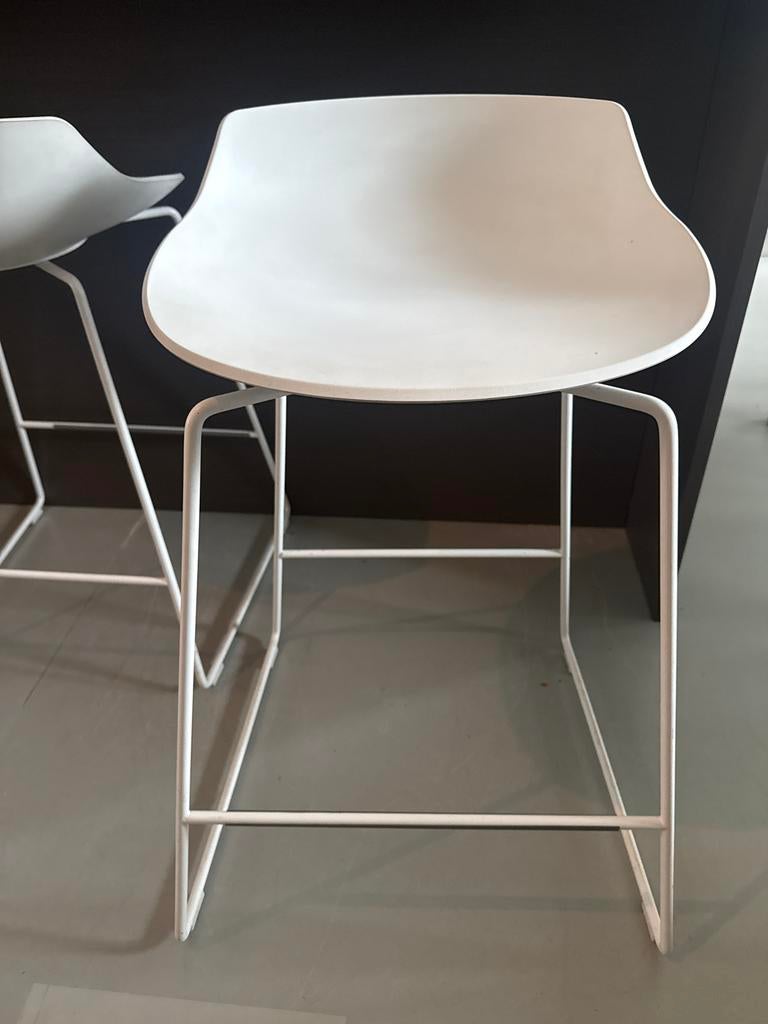 3 Witte Flow barkrukken, Ophalen, Kunststof, Gebruikt, Met voetsteun