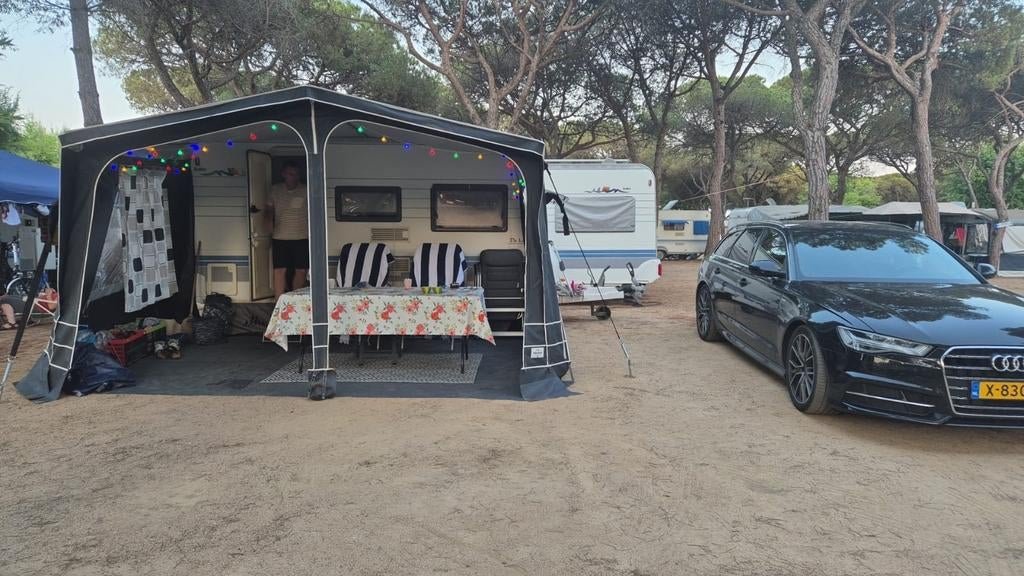 Hobby De Luxe 400 caravan met voortent en airco! Blanes!, Caravans en Kamperen, Vast bed, Standaardzit, Hobby, 750 - 1000 kg