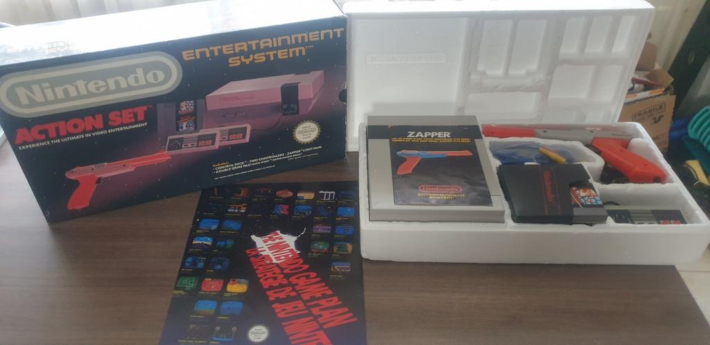 Nintendo nes action set, Spelcomputers en Games, Spelcomputers | Nintendo NES, Ophalen of Verzenden, Zo goed als nieuw, Met 2 controllers