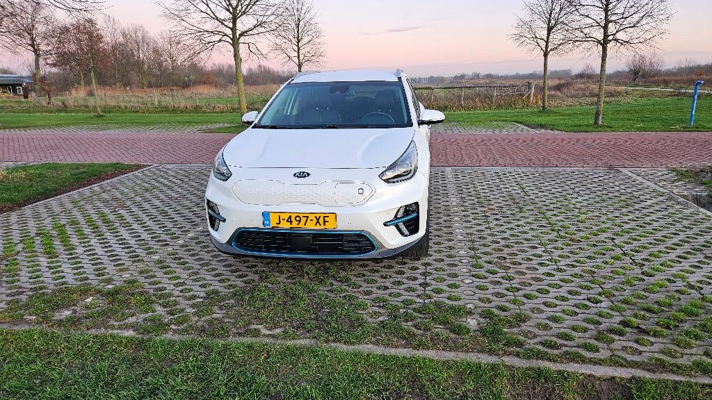 Kia e-Niro 204pk | Aut | 2020 | 38.500 km | + winterbanden, Auto's, Kia, Zwart, Wit, Elektrisch, 420 min