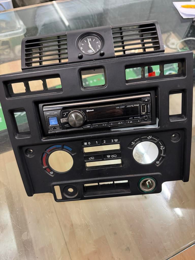 Landrover Defender Interieur Paneel + Klok + Alpine Radio CD, Auto-onderdelen, Dashboard en Schakelaars, Land Rover, Gebruikt