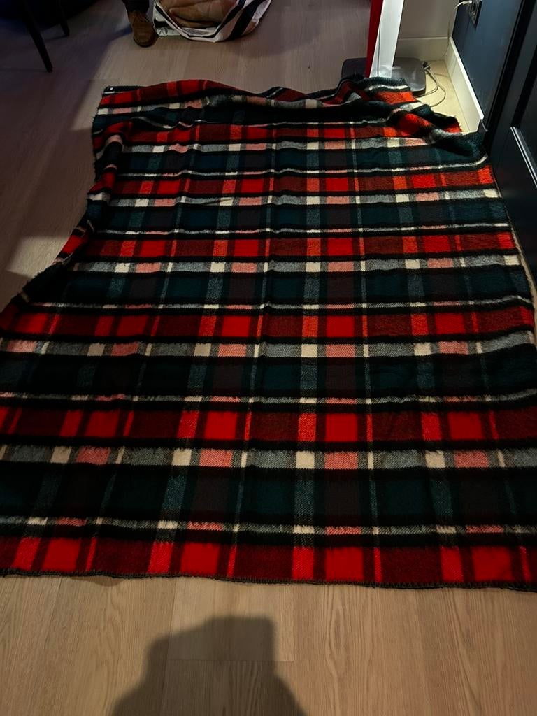 Twee Dekens zuiver scheerwol - rode ruit, Huis en Inrichting, Woonaccessoires | Plaids en Woondekens, Ophalen of Verzenden, Gebruikt